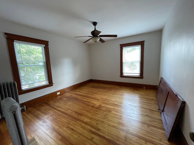 Building Photo - 301 Ash St