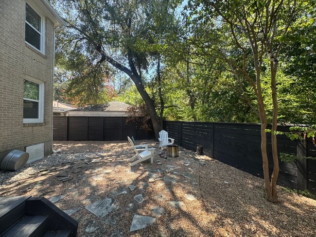 Building Photo - Remodeled 6 Bedroom Walking Distance to UT