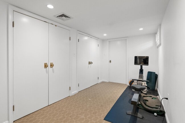 Building Photo - 400 S Lee St