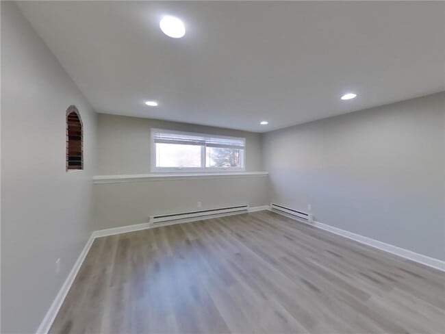 Building Photo - 1475 Valley Dr