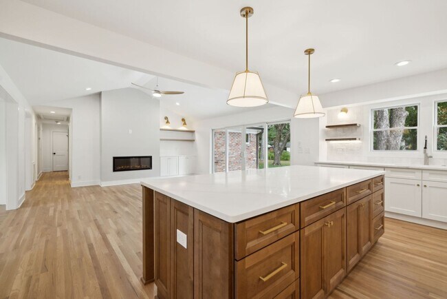 Building Photo - Completely renovated ranch 4BR/4BA ranch h...