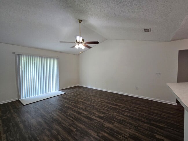 Building Photo - Move-In Special 1/2 Off First Months Rent