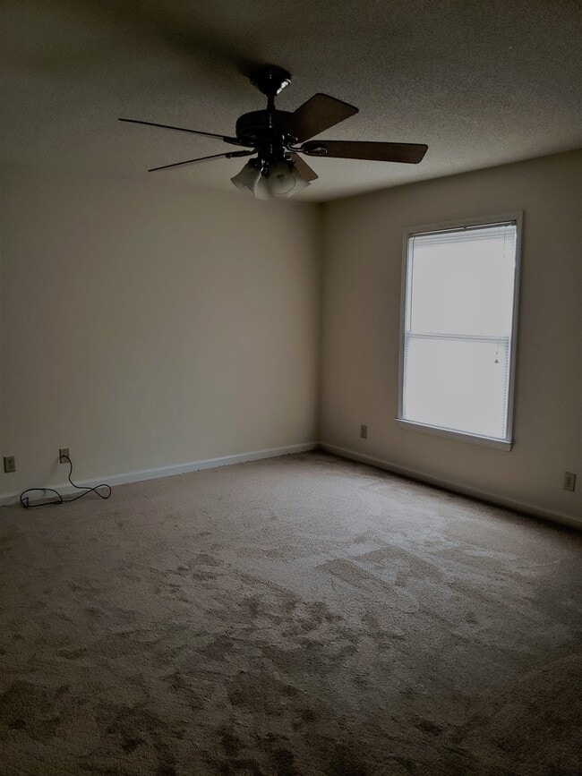 Building Photo - Spacious 2 bedroom, 2.5 bath townhome