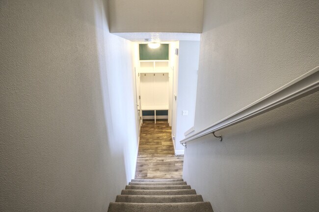 Building Photo - 7447 SE Chinquapin Dr