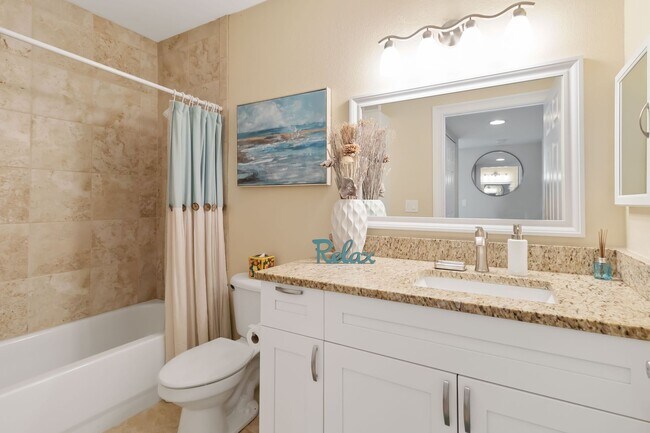 Building Photo - Beautiful furnished 2/2 condo with stunning water view available May 2026 for a short-term stay