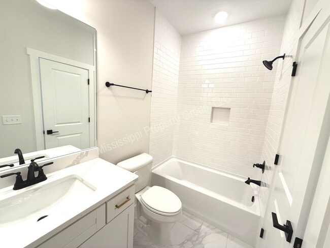 Building Photo - 4BD/4.5BA IN THE RESERVE PHASE II