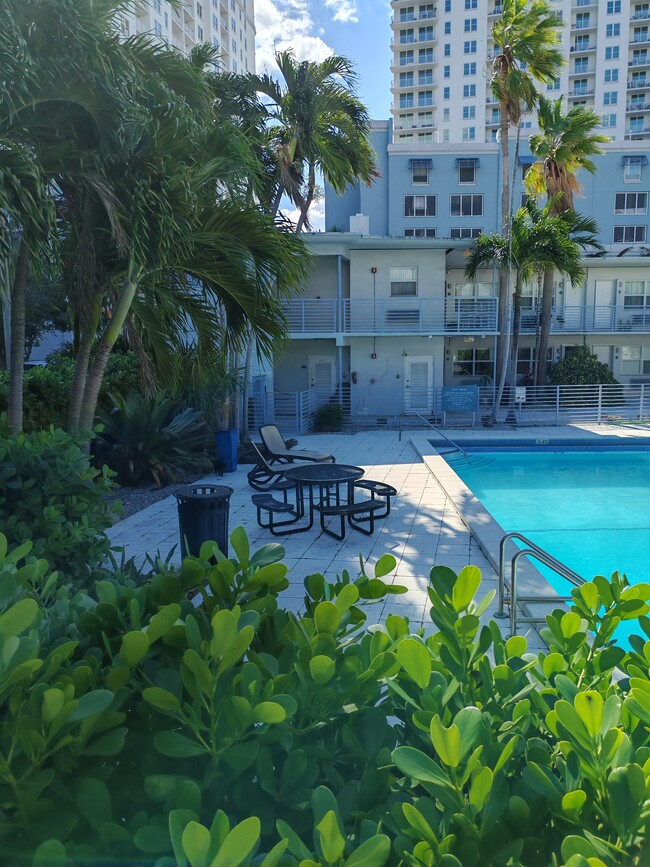 Building Photo - The Boutique Apartments