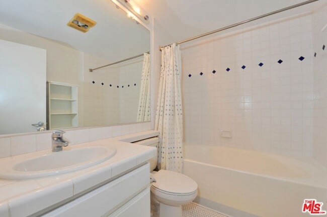 Building Photo - 2222 Beachwood Dr