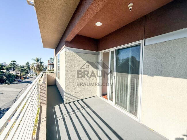 Building Photo - 332 S Virgil Ave