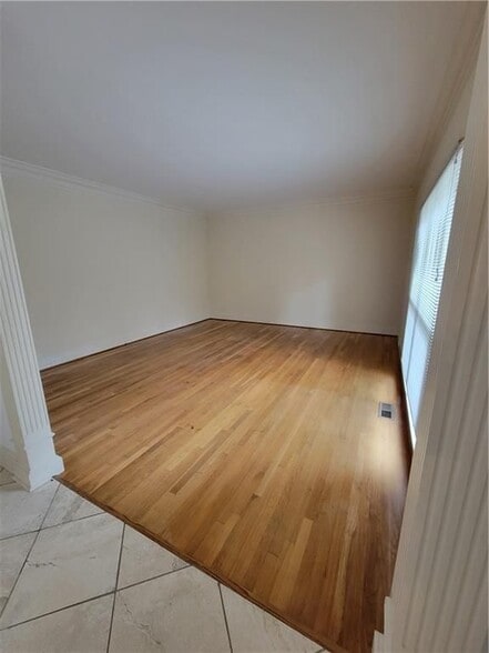 Building Photo - 2811 Hawthorne Dr NE