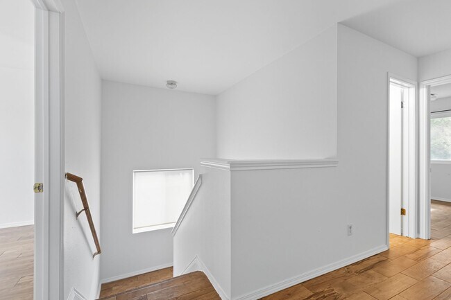 Building Photo - 617 Riverway Ln