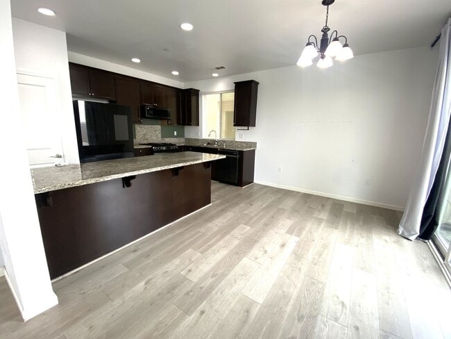 Building Photo - 4 Bdrm Parkside Village Gem -  2 weeks fre...