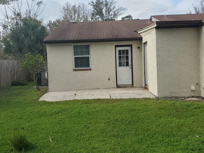 Building Photo - 2/1 Patio Home close to Shopping and Schools