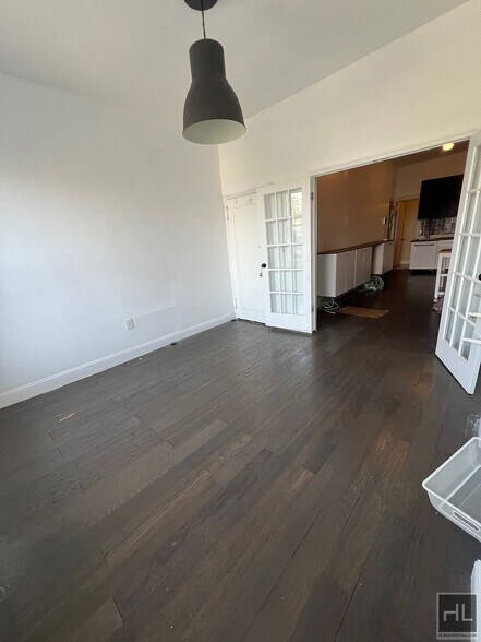 Building Photo - Junior 1BR / Studio Right Along Prospect P...