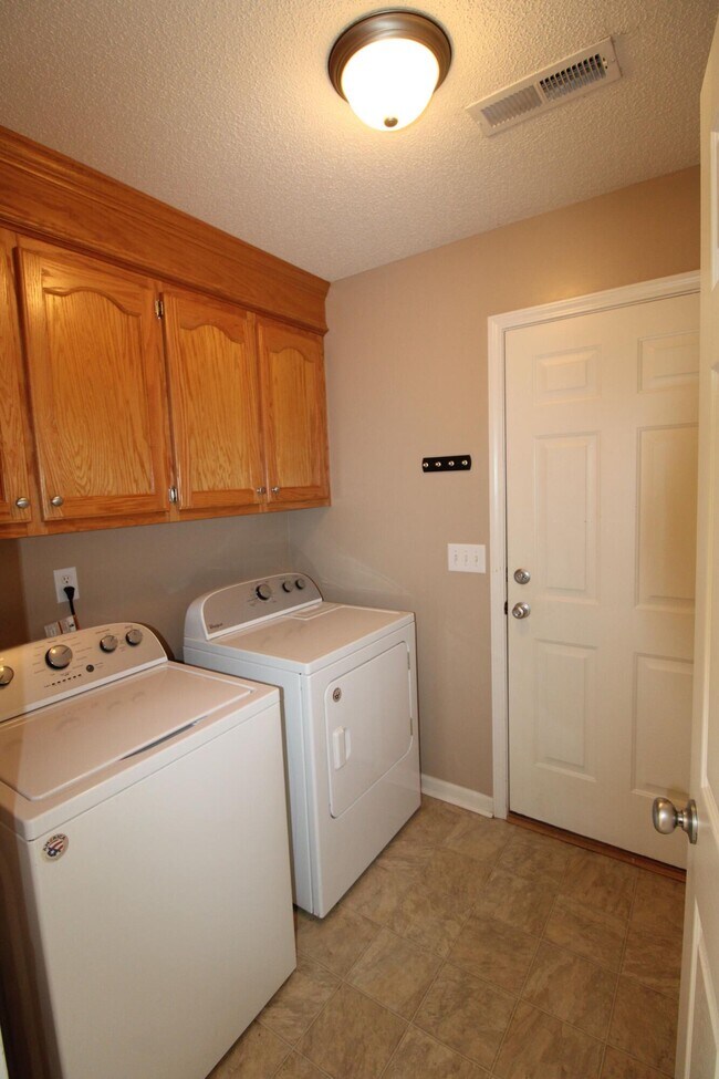 Building Photo - 2105 Hobbit Way