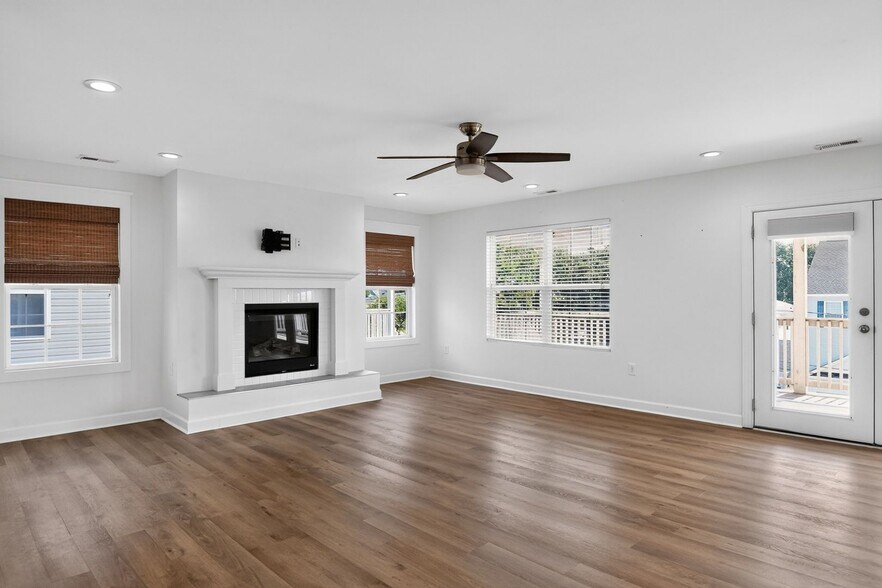 Building Photo - 9609-9619 19th Bay St
