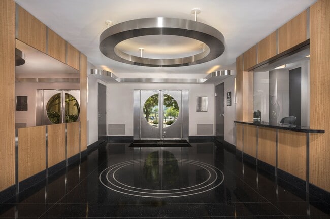 Building Photo - Majestic