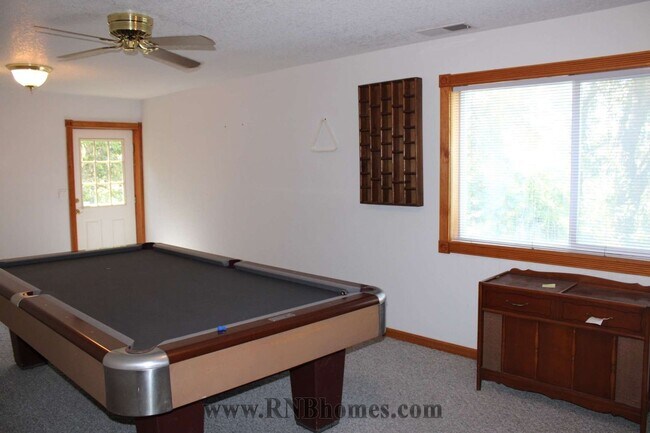 Building Photo - 677 Hoppe Ln