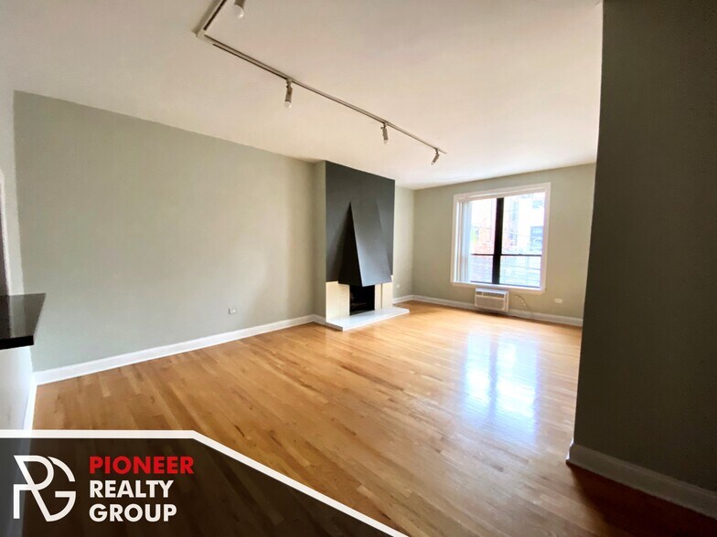 Primary Photo - 1421 N Dearborn St