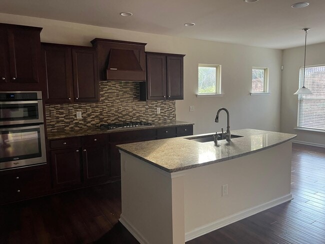 Building Photo - 2121 Chipley Dr