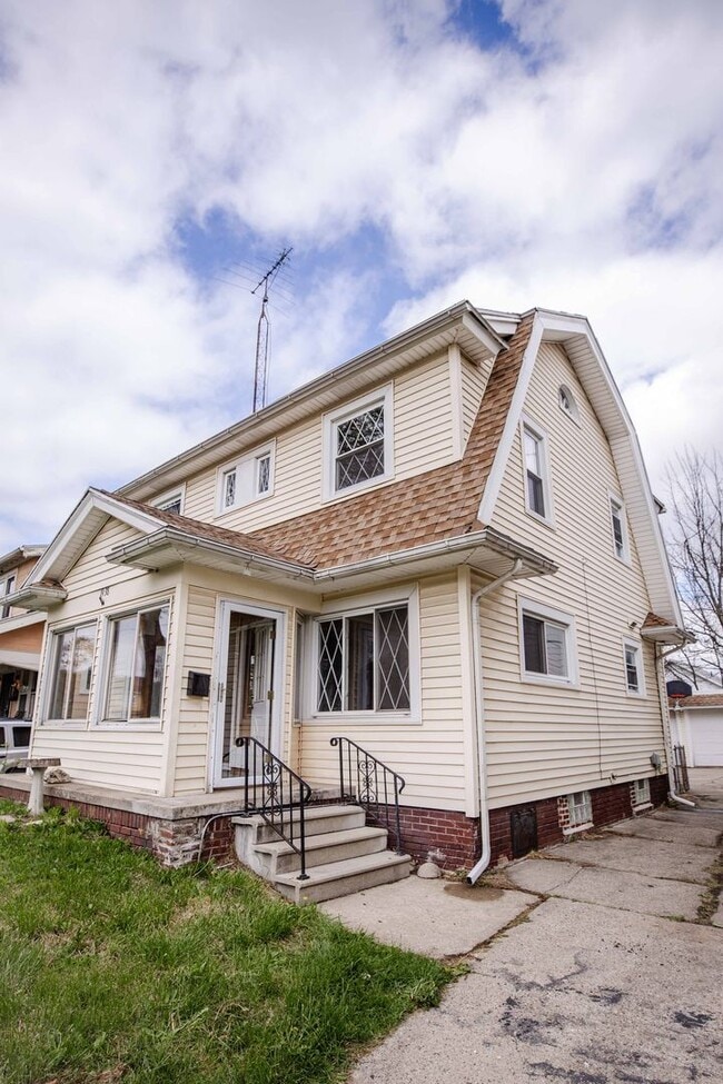 Building Photo - Very Spacious Four Bedroom Home For Rent!