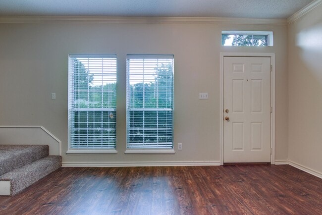 Building Photo - Townhome on Skyline Boulevard For Rent!