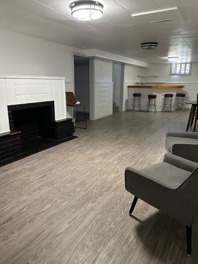 Building Photo - Fully Furnished 4 Bed, 2 Bath Home | West End Gem | All Utilities + WiFi Included