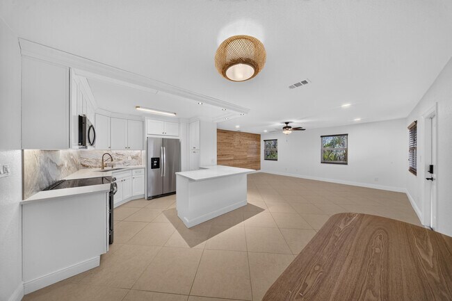 Building Photo - 2319 Tamarind Dr