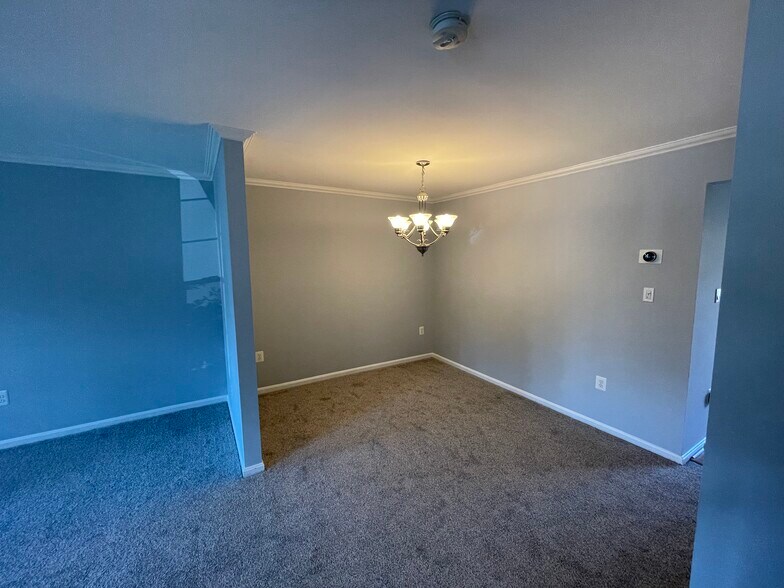 Building Photo - 6802 Cottingham Ln