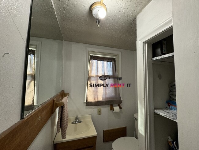 Building Photo - 4 Bedroom On Campus with Free Parking Aug ...