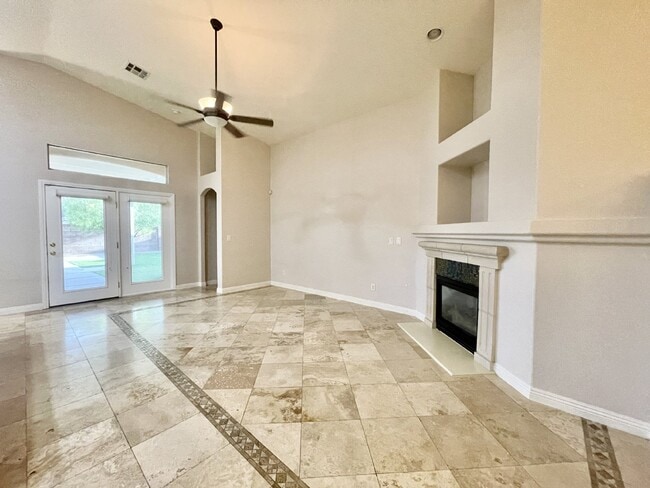 Building Photo - Stunning 3 bedroom 3 bath with dual primar...