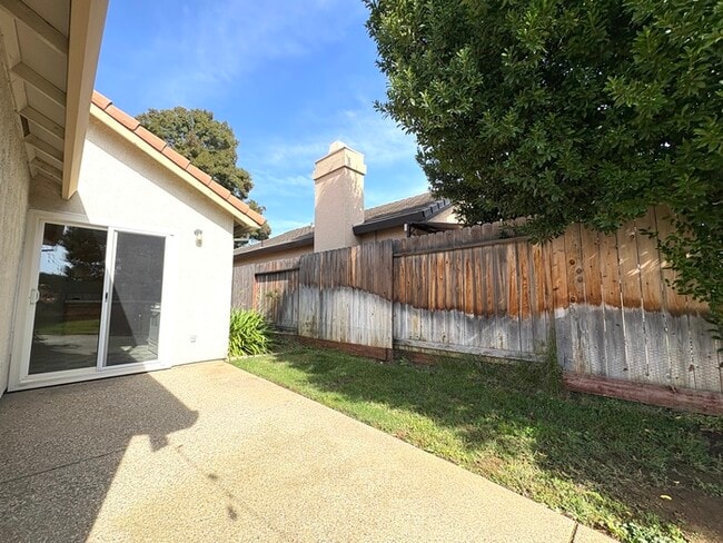 Building Photo - Beautiful 3 Bedroom 2 Bathroom Single Stor...