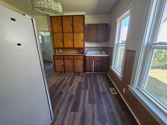 Building Photo - Lower 3 bedroom unit