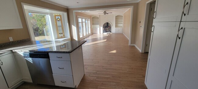 Building Photo - Beautiful house with natural light