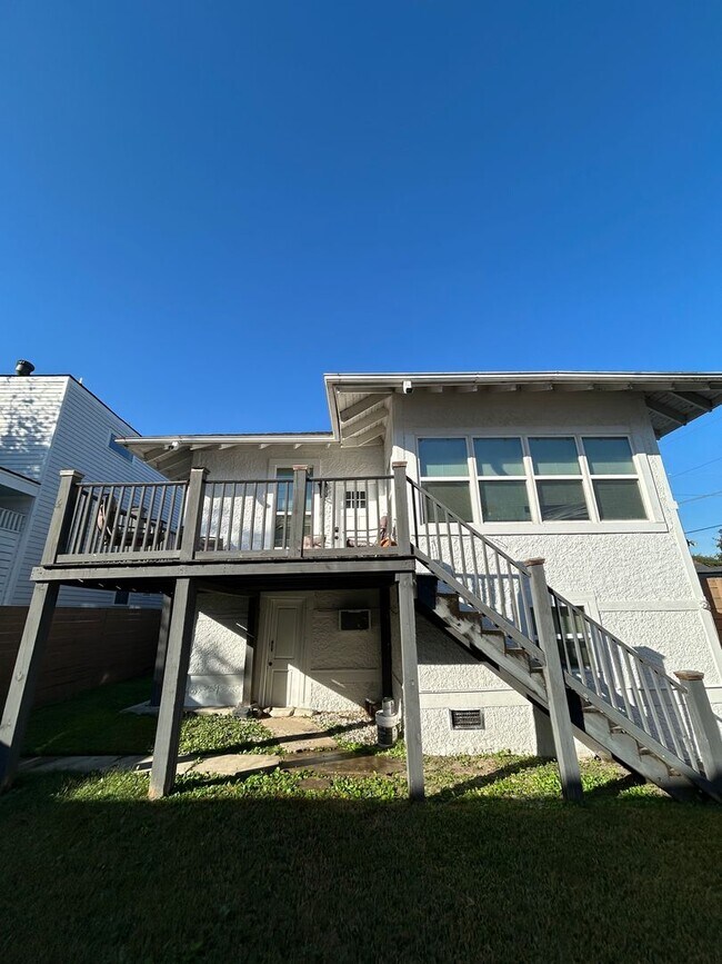 Building Photo - 2BD/2BA with Fenced In Backyard, Washer and Dryer in Unit, and Bonus Space!