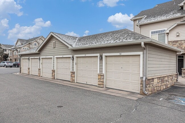 Building Photo - Bright & Spacious End-Unit Townhome with High Ceilings, Fireplace and over 1500 sqft of Living Sp...