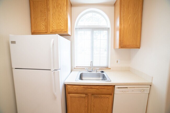 Building Photo - Oversized Townhouse in Prime Location!