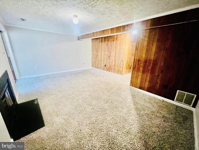 Building Photo - 4704 S Park Ct