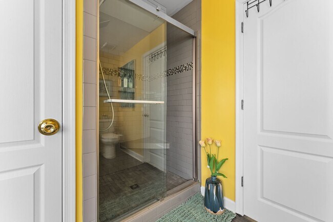 Building Photo - Grand View 115