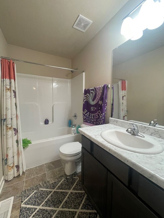 Building Photo - Bellevue Home For Rent!