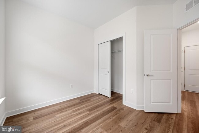 Building Photo - 210 Sundrop Ln