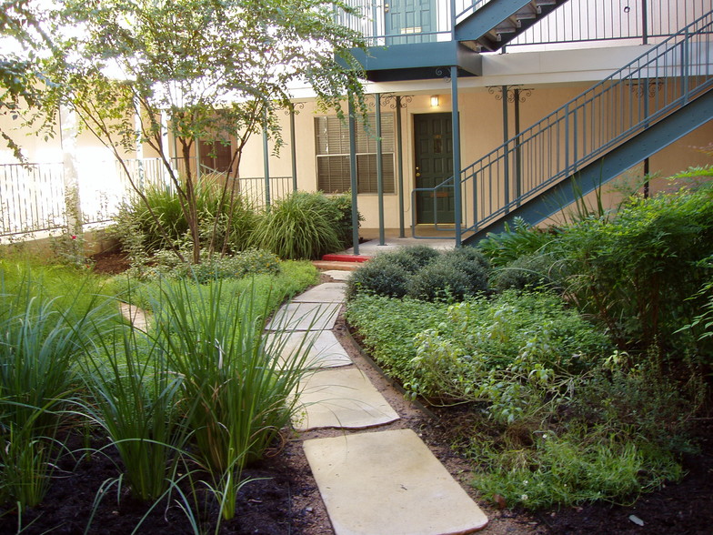 Courtyard - 1400 Rio Grande Apartments