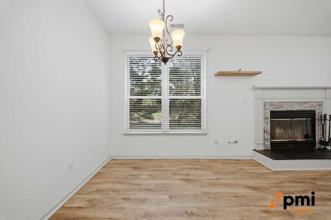 Building Photo - Immaculate 2 Bedroom 2 Bath Condo- Shore Drive