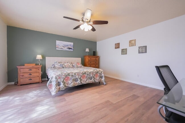 Building Photo - Private Room with Private Bath in Spacious...