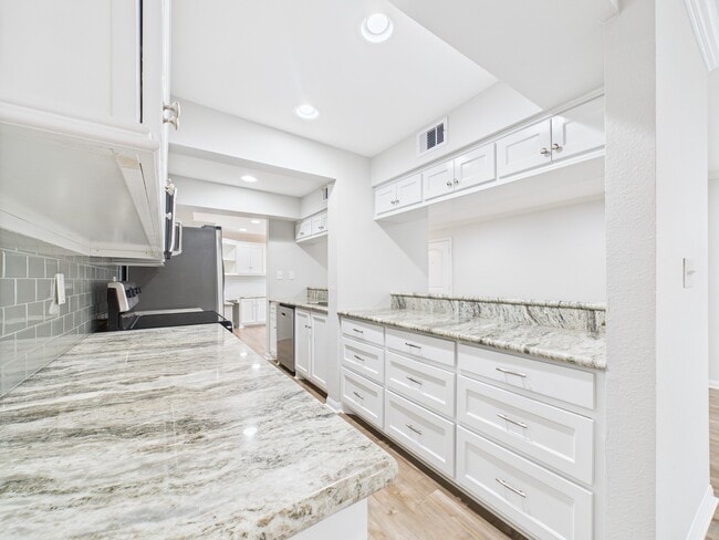 Building Photo - 5333 Richmond Ave.