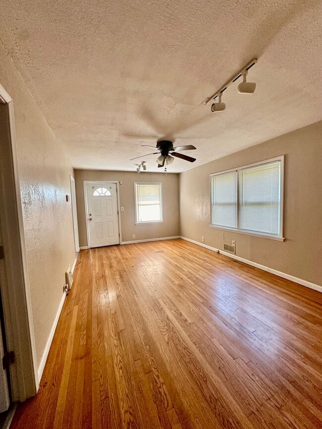 Building Photo - ***1/2 OFF FIRST MONTH’S RENT***Midtown 3 Bedroom 1 Bath Home For Rent
