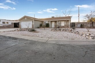 Building Photo - "Beautiful 3-Bed 2-Bath home with a large yard in Ivins!"