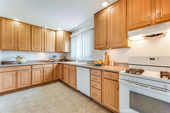 Building Photo - 7026 Schroll St