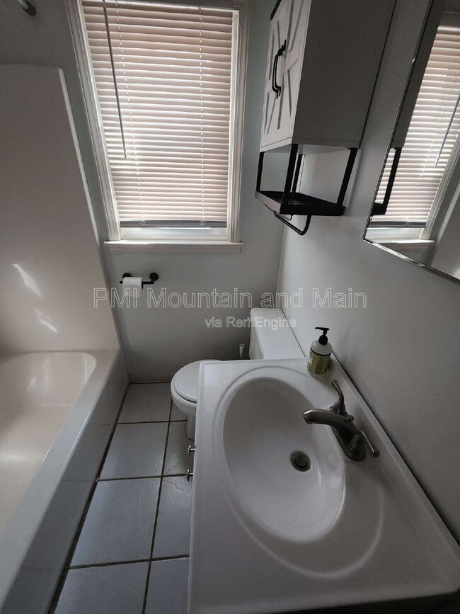 Building Photo - 2 Woodlands Dr