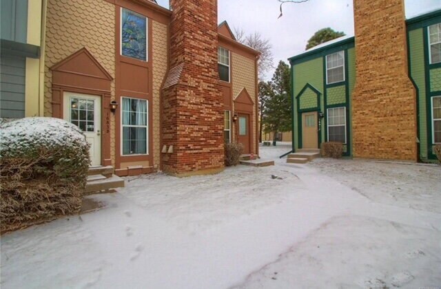 Building Photo - Charming Two-story, 1 bed, 1 Bath Townhome...